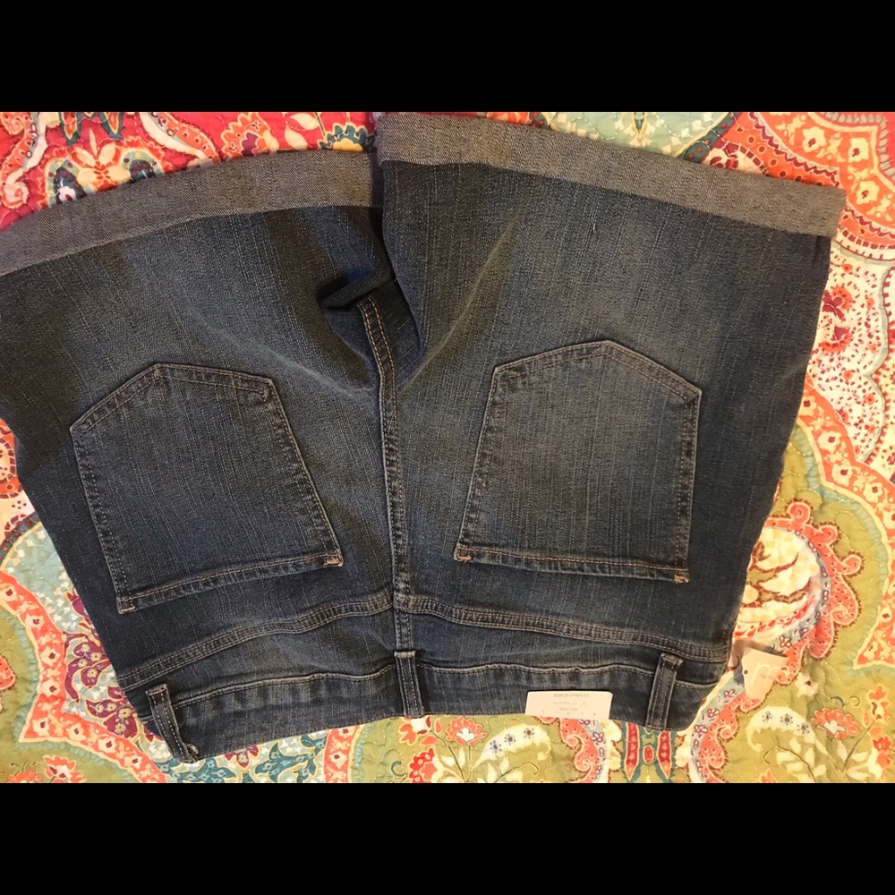Maurices size 8 Mid-Rise shorts NWT - Picture 2 of 3